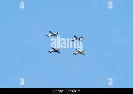 New York, Usa. Juli 2026. NEW YORK, NEW YORK – 4. JULI: Eine US-Luftwaffe Beechcraft T-6C Texan II überfliegen während der Sail4th 250 Tall Ships Parade entlang des Hudson River am 4. Juli 2026 in New York City. Quelle: Ron Adar/Alamy Live News Stockfoto