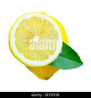 Vorderansicht reifer gelber Zitronenfrüchte mit einer halben oder einer Scheibe in Kreisform und grünem Blatt im Stapel ist auf weißem Hintergrund mit Schnittpfad isoliert. Stockfoto