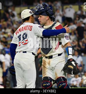 Los Angeles, United States. 04th July, 2026. Los Angeles Dodgers starting pitcher Yoshinobu Yamamoto thanks catcher Dalton Rushing at the end of the seventh inning after striking out 10 in a 3-0 win over the San Diego Padres at Dodger Stadium in Los Angeles on Saturday, July 4, 2026. Photo by Jim Ruymen/UPI Credit: UPI/Alamy Live News Stockfoto