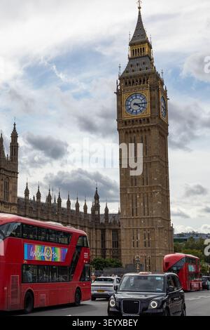 Elizabeth Tower mit klassischen roten Londoner Bussen. London, UK, 23. Juli 2023 Stockfoto