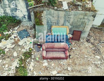 Großer Haufen alter kaputter Möbel auf der Baustelle, aus der Vogelperspektive. Stockfoto