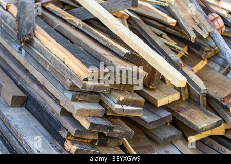 Holzbretter werden in einem Sägewerk oder einer Tischlerei gestapelt Stockfoto