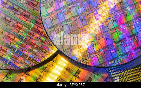 Silizium-Wafer mit Mikrochips, die in der Elektronik für die Herstellung von integrierten Schaltungen verwendet werden Stockfoto