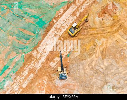 Zwei Bagger auf Erdbewegung auf der Baustelle, Luftaufnahme. Stockfoto