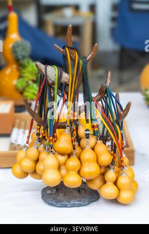 Glückliche Kürbisse hängen als Symbol für Glück und Sicherheit geschützt Gesundheit und Reichtum in Feng Shui. Stockfoto