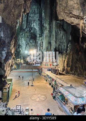 Touristen erkunden den riesigen Höhlentempel von Batu Caves, einem berühmten hinduistischen Pilgerort in der Nähe von Kuala Lumpur, Malaysia Stockfoto