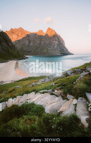 Haus, Strand, Trollfjord, Lofoten, Norwegen Stockfoto