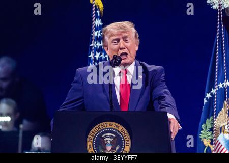 US President Donald Trump speaks during the Salute to America 250 celebration on the National Mall in Washington, DC, USA, 04 July 2026. The fireworks display that followed the president's speech is reportedly the largest in history, with 850,000 shells launched over 40 minutes.Credit: Jim LoScalzo/Pool via CNP /MediaPunch Stockfoto