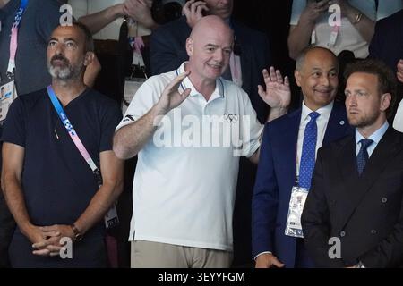 Von links Gianni Infantino, Präsident der FIFA, Husain Al Musallam, Präsident der World Aquatics und französischer Präsident Emmanuel Macron, glücklich über den Sieg von Leon Marchand aus Frankreich Gewinner des Einzelmedleys 200 und seine vierte Goldmedaille bei den Olympischen Sommerspielen 2024, Mittwoch, 2. Agoust 2024, in Paris, Frankreich. (Foto: Gian Mattia D'Alberto/LaPresse) Stockfoto