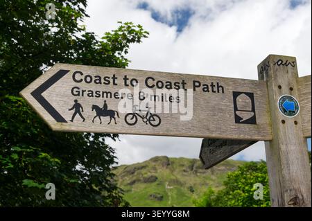 Wegweiser des Coast-to-Coast-Pfades nach Grasmere im Lake-District-Nationalpark, England Stockfoto
