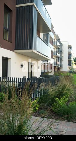 Modernes Wohngebäude mit Balkonen, Terrassen und gepflegten Gärten in einer städtischen Siedlung Stockfoto
