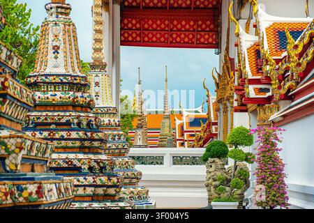 Verzierte buddhistische Architektur im Wat Pho Tempel mit farbenfrohen Chedis, traditionellem Design und heiligem Kulturerbe in Bangkok Stadt, Thailand, Asien Stockfoto