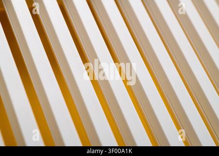 Nahaufnahme eines weißen Kunststoff-Lüftungsgitters. Konzept Lüftungs- und Sicherheitssystem. Stockfoto