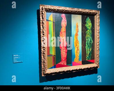Ölgemälde Les trois cyprès von Max Ernst im Jahr 1951 in einem goldenen Rahmen auf einer blauen Wand Stockfoto