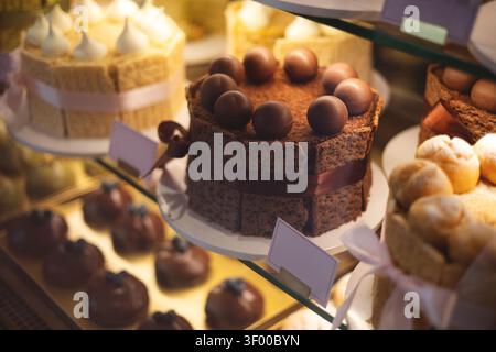 Obst- und Schokoladenkuchen in einer Konditorei Stockfoto