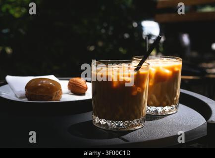 Ein paar Gläser kalten Kaffee. Ein Getränk zum Abkühlen in der Hitze. Stockfoto