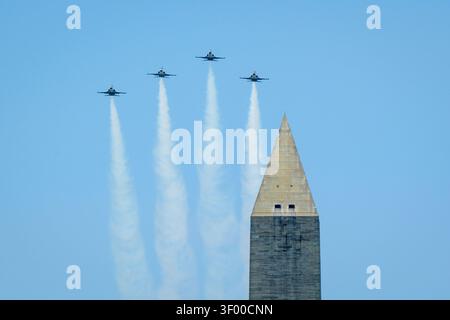 Washington, Usa. Juli 2026. Kampfflugzeuge wie T-38 Talon, F/A-18 Hornet und F-15 Eagle fliegen auf der Great American State Fair über das Washington Monument, während der Veranstaltung „Salute to America“, die den 250. Unabhängigkeitstag der Nationen in der National Mall feiert, am 4. Juli 2026 in Washington, DC Credit: Bill Ingalls/NASA Photo/Alamy Live News Stockfoto