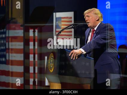 Washington, Usa. Juli 2026. US-Präsident Donald Trump hält während der „Salute to America“-Veranstaltung zum 250. Unabhängigkeitstag der Nationen in der National Mall am 4. Juli 2026 in Washington, DCCredit: Bill Ingalls/NASA Photo/Alamy Live News Stockfoto