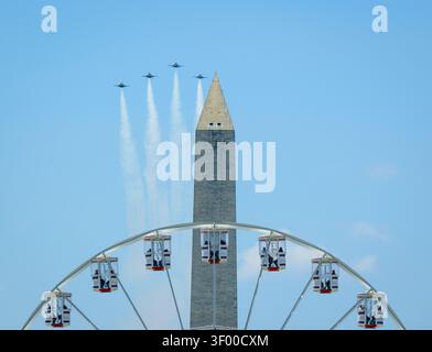 Washington, Usa. Juli 2026. Kampfflugzeuge, darunter T-38 Talon, F/A-18 Hornet und F-15 Eagle, führen einen Überflug über dem Washington Monument und dem Riesenrad auf der Great American State Fair durch, während der Veranstaltung „Salute to America“, die den 250. Unabhängigkeitstag der Nationen in der National Mall feiert, 4. Juli 2026 in Washington, DC Credit: Bill Ingalls/NASA Photo/Alamy Live News Stockfoto
