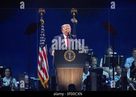 Washington, Usa. Juli 2026. US-Präsident Donald Trump hält während der Veranstaltung „Salute to America“, die den 250. Unabhängigkeitstag der Nationen in der National Mall am 4. Juli 2026 in Washington, DCCredit: Keegan Barber/NASA Photo/Alamy Live News Stockfoto