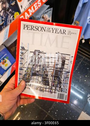 CHICAGO, IL, USA – 20. JANUAR 2026: Eine Hand hält ein TIME-Magazin mit „PERSON DES JAHRES“ und „DIE ARCHITEKTEN DER KI“ auf dem Cover eines Geschäfts. T Stockfoto