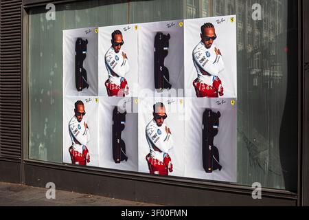 Ein Satz Poster auf einem Glasfenster eines Ladens zeigt Lewis Hamilton, der Ray-Ban-Sonnenbrillen für X Scuderia Ferrari wirbt, London, England, UK. Stockfoto