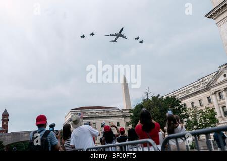 Washington, U.S.A. 04th July, 2026. People watch an aircraft display during the "Freedom 250: Salute to America" Independence Day celebration on July 4, 2026 in Washington DC. The event is part of nationwide commemorations marking the 250th anniversary of the adoption of the U.S. Declaration of Independence. (Photo by Probal Rashid/Sipa USA) Credit: Sipa USA/Alamy Live News Stockfoto