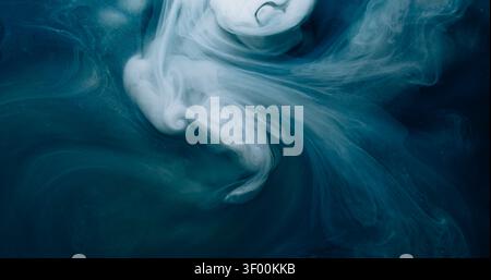 Unscharfer Tintenfluss. Rauchwirbel. Weißer Spiralwirbel auf blauem schwarzem Hintergrund. Nachtfarbe Fantasy Blow defokussierte abstrakte Wolke. Stockfoto