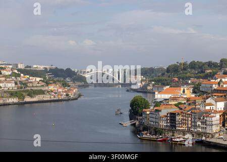 Porto, Portugal - 12. Mai 2026: Aus der Vogelperspektive von der Brücke Dom Luis I auf die Uferpromenade Cais da Ribeira entlang des Flusses Douro Stockfoto