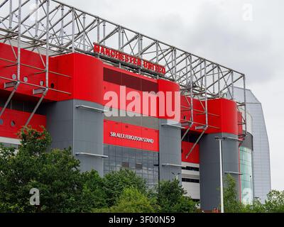 Manchester, Großbritannien, 4. Juli 2026: Außenansicht des alten Trafford-Stadions, Heimstadion von Manchester United, mit dem modernen roten und grauen Sir Alex Ferguson-Standbogen Stockfoto
