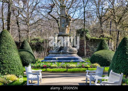 Historischer Brunnen und formeller Topiarius-Garten im ARTIS Royal Zoo in Amsterdam, Niederlande. Stockfoto