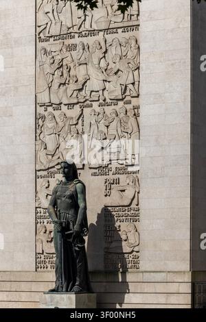 Porto, Portugal - 12. Mai 2026: Atemberaubende Bronzestatue der Richterin (Estatua da Justica) mit großem Schwert vor dem majestätischen Basrelief aus Granit Stockfoto