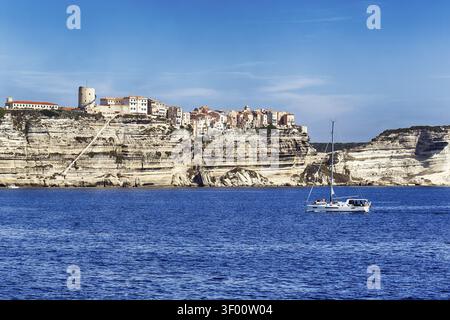 Obere Stadt mit den Stufen des Königs von Aragon auf weißen Kreidefelsen, Südspitze von Korsika, Mittelmeer, Bonifacio, Korsika, Frankreich Stockfoto