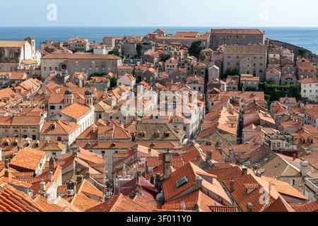 Ein atemberaubender Blick aus der Vogelperspektive auf die historische Altstadt von Dubrovnik mit den berühmten Terrakotta-Dächern und verwinkelten Straßen vor dem Hintergrund des Shi Stockfoto