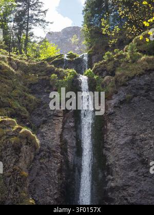 Malerischer Bergwasserfall, Der Die Rocky Cliffs Hinunterstürzt Stockfoto