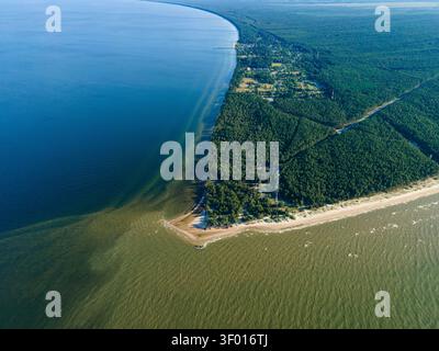 Aus der Vogelperspektive von Kap Kolka, wo die Ostsee auf den Golf von Riga trifft, mit dichten Kiefernwäldern und Sandküsten in Kolka, Gemeinde Talsi, Stockfoto