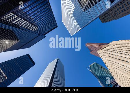 Dramatische, flache Sicht auf die Bürotürme aus Glas und Stahl im Finanzviertel von Toronto, Kanada, mit Wolkenkratzern, Banken und globalen C Stockfoto