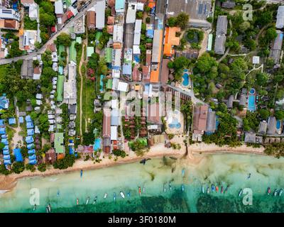 Blick von oben auf Koh-Tao, Thailand, mit Strandresorts, tropischem Grün, Sandstrand und klarem türkisfarbenem Meer mit Langlaufbooten Stockfoto