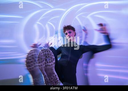 Cyberpunk-junge Frau posiert in einem leuchtenden Neontunnel, aufgenommen mit dynamischer Bewegungsunschärfe und Weitwinkelperspektive, futuristischem Nachtleben und edg Stockfoto