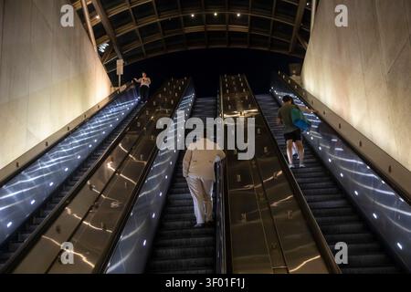 Washington, DC – Passagiere fahren mit Rolltreppen in die und aus der Station Eastern Market mit der U-Bahn-Anlage von Washington. Stockfoto