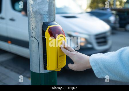 Fußgänger-Druckknopf in Nahaufnahme der städtischen Straße mit neutraler Stimmung und gelben und roten Farben, für Verkehrssicherheit und städtische Lebenskonzepte, modern Stockfoto