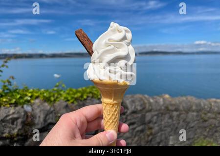 Ein Mr Whippy 99 Flake Eis am Meer. Swansea, Wales, Vereinigtes Königreich. 21. Juni 2026. Stockfoto