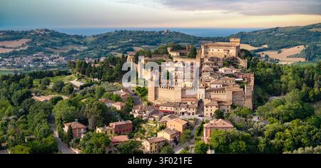 Gradara Medieval Borgo Aerial Drone View Marken Italien charmantes Hilltop Village Green Rolling Hills und Adriatic Sea Hintergrund Historic Castle Fortres Stockfoto