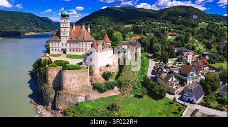 Panoramablick der Drohne auf Schloss Schönbühel und Dorf Aggsbach, Wachau, Donaufahrt, Niederösterreich UNESCO-Weltkulturerbe. S Stockfoto