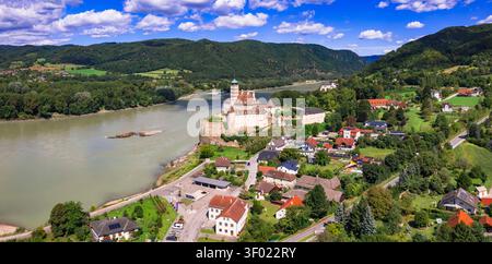 Schloss Schonbühel Drone Blick auf die Donau hoch oben auf der Felsklippe Wachau Tal Österreich mittelalterliche Festung Dorf Landschaft Kreuzfahrt Schiff Wasserfall Stockfoto