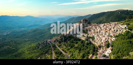 Cervara di Roma Aerial Drone Panorama 12K breites mittelalterliches Dorf auf Hügeln in der Nähe von Rom Italien atemberaubender Sonnenuntergang Golden Hour Light authentisches historisches Borgo Nes Stockfoto