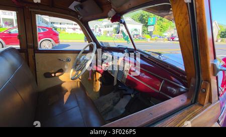 Innenansicht eines Vintage-Kombi mit Holz und Lenkrad, hölzernem Armaturenbrett und Ledersitzen. Stockfoto