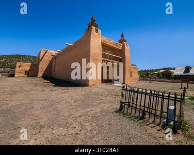 Die Kirche San Jose de la Gracia in Las Trampas, New Mexico mit dem umzäunten Grab von San Jose im Vordergrund Stockfoto