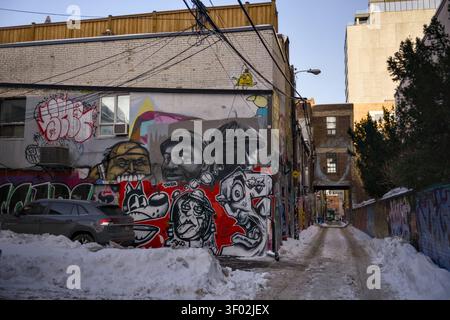 Twilight Falls Over A Graffiti Covered Brick Building Toronto Kanada 4. Februar 2026 Stockfoto