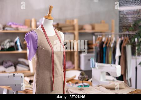 Unvollendetes Kleid an der Schaufensterpuppe im Schneiderstudio Stockfoto